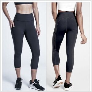 Athleta Petite Ultimate Stash Pocket Capri SP Blk
